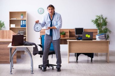 Genç erkek çalışanın işe geç kalması