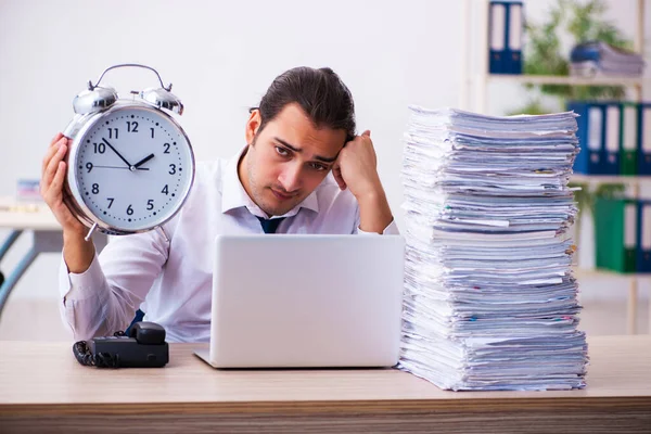 Junge männliche Mitarbeiter unzufrieden mit exzessiver Arbeit im Zeitmanagement — Stockfoto
