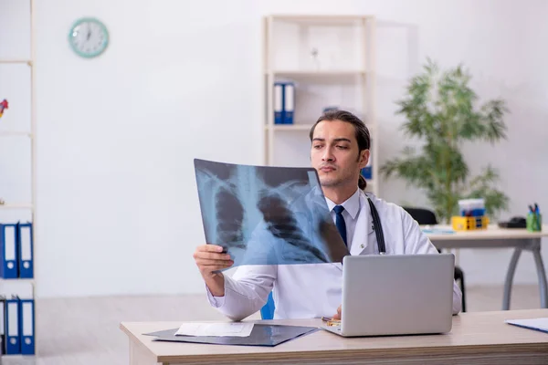 Hombre joven radiólogo médico que trabaja en la clínica — Foto de Stock