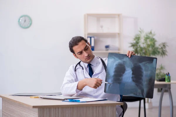 Young male doctor radiologist working in the clinic — Stock Photo, Image