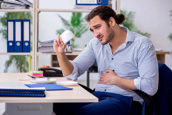 Affamato dipendente maschio in attesa di cibo sul posto di lavoro — Foto Stock