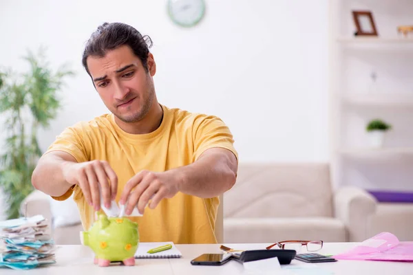 Junger Mann im Haushaltssicherungskonzept — Stockfoto