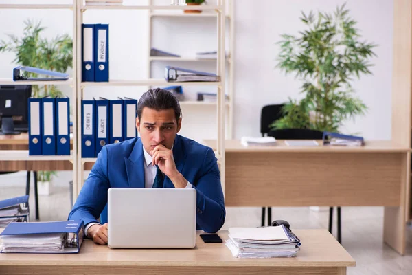 Ung stilig anställd sitter på kontoret — Stockfoto