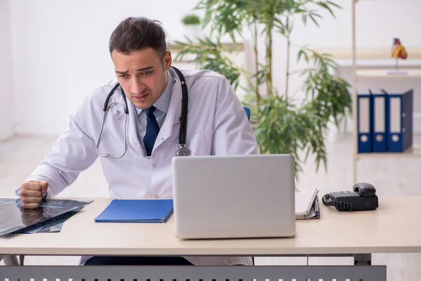 Joven médico masculino que trabaja en la clínica —  Fotos de Stock