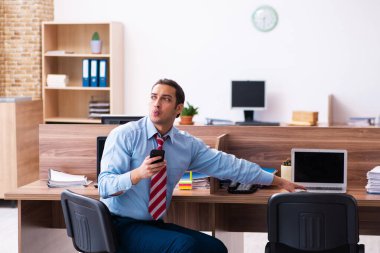 Endüstriyel casusluk konseptinde çalışan genç bir erkek.