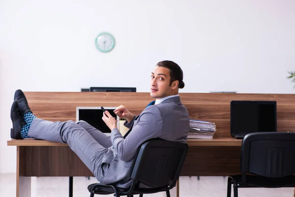 Junge männliche Angestellte im Büro — Stockfoto