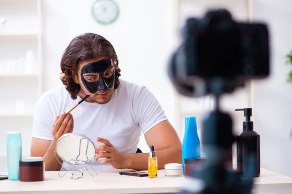 Junge männliche Kosmetikerin nimmt Video für seinen Blog auf — Stockfoto