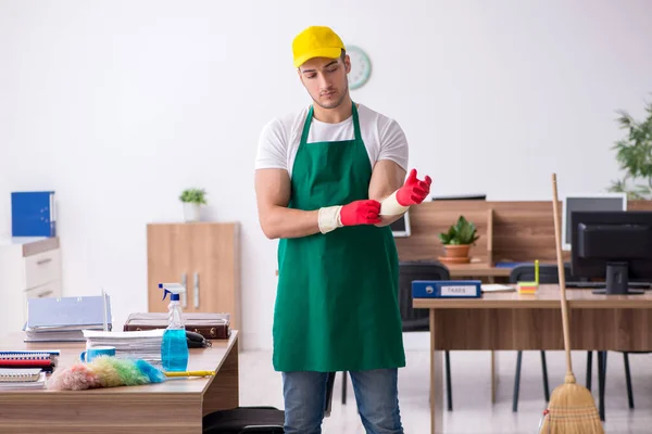 Joven contratista masculino limpiando la oficina — Foto de Stock