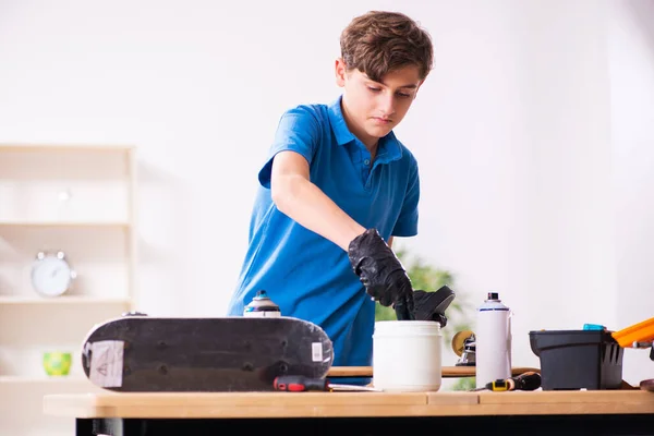 Boy reparar monopatín en casa — Foto de Stock