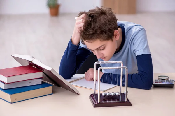 Colegial estudiando física en casa — Foto de Stock