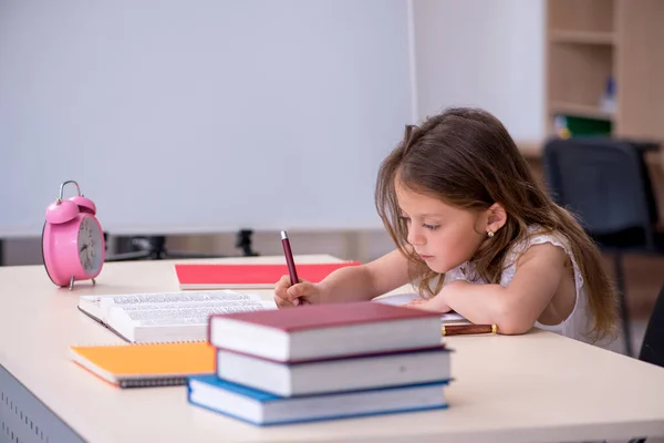 Liten flicka förbereder sig för tentor hemma — Stockfoto