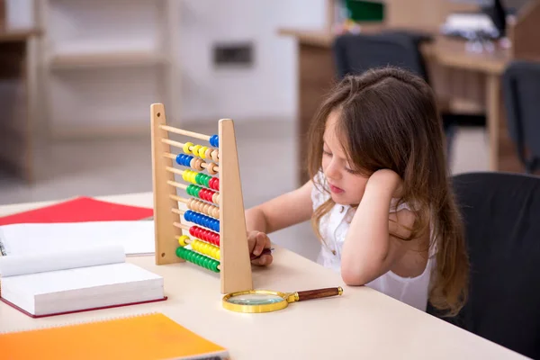 Petite fille se préparant pour les examens à la maison — Photo