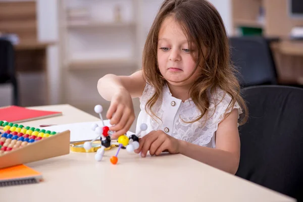 Petite fille se préparant pour les examens à la maison — Photo