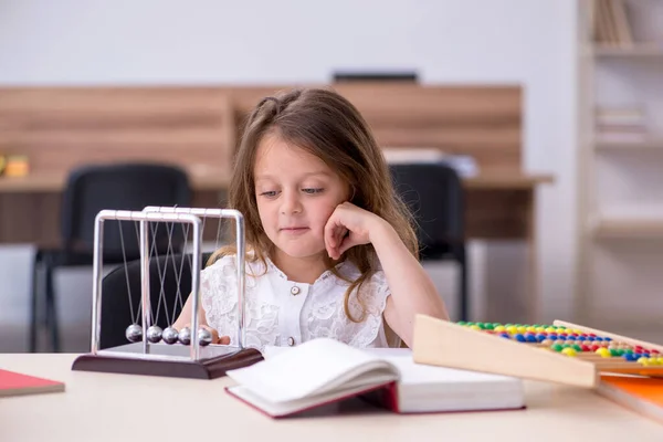 Niña pequeña preparándose para los exámenes en casa — Foto de Stock