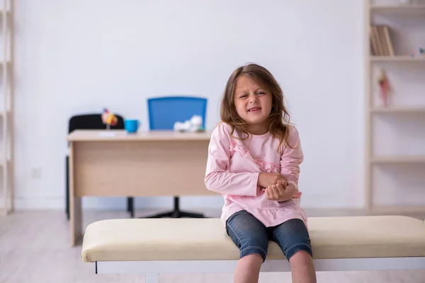 Kleines Mädchen mit Spritze wartet in Klinik auf Arzt — Stockfoto