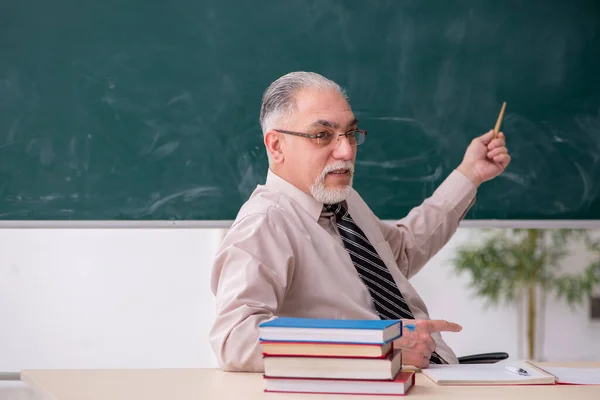 Velho professor na sala de aula — Fotografia de Stock