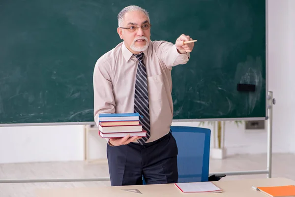 Velho professor na sala de aula — Fotografia de Stock