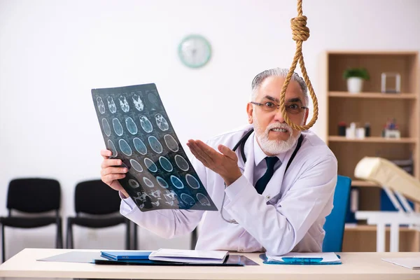 직장에서 자살하는 늙은 남성 의사 — 스톡 사진