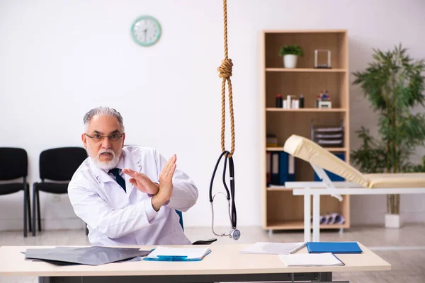 Yaşlı erkek doktor iş yerinde intihar ediyor. — Stok fotoğraf