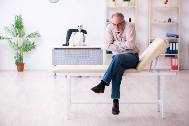 Yaşlı adam ölü doktoru ziyaret ediyor.