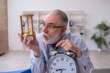 Bütçe planlama konseptinde yaşlı muhasebeci.