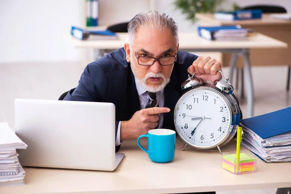 Gamle affärsman dricker kaffe i tid management koncept — Stockfoto