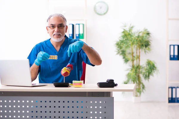 Alt männlich doktor apotheker working im die klinik — Stockfoto