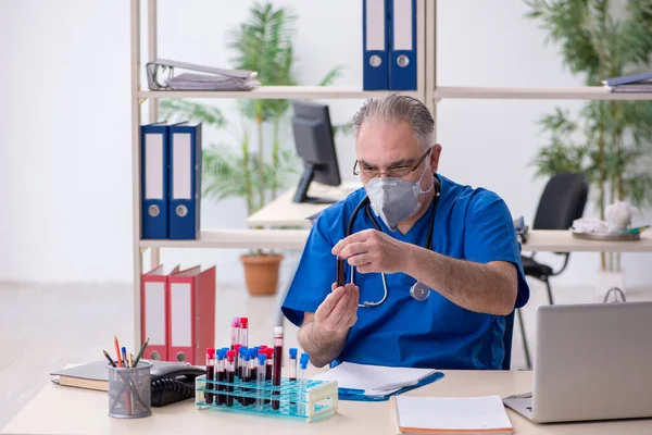 Vieux médecin masculin travaillant à la clinique — Photo