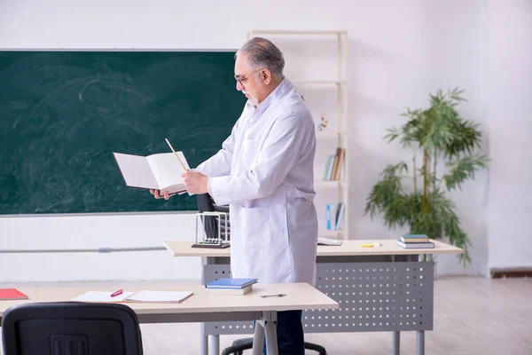 Vecchio scienziato esperto che lavora in laboratorio — Foto Stock