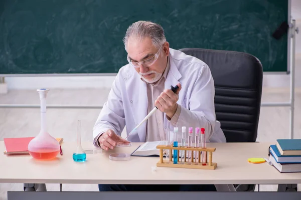 Experienced old scientist working in the lab — Stock Photo, Image