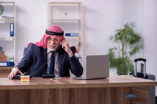 Old arab businessman in the office — Stock Photo, Image