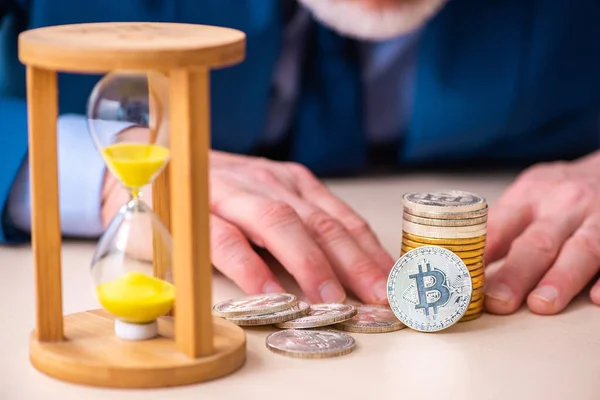 Öreg ember pénzt keres az interneten keresztül időgazdálkodás koncepció — Stock Fotó