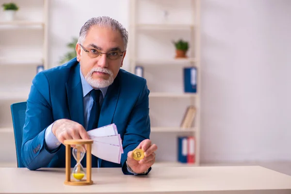 Velho ganhando dinheiro via internet no conceito de gerenciamento de tempo — Fotografia de Stock