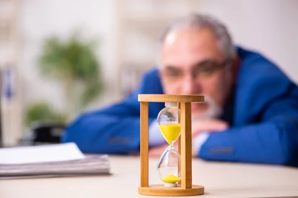 Időskorú férfi alkalmazott üzletember az időgazdálkodás koncepciójában — Stock Fotó