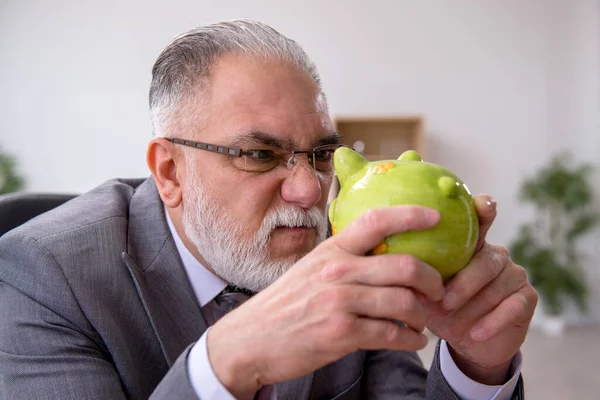 Viejo empleado masculino en concepto de planificación presupuestaria — Foto de Stock