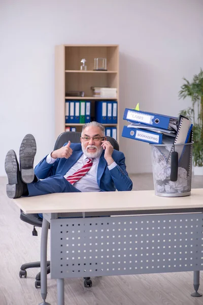 Alter Geschäftsmann-Mitarbeiter lehnt neue Ideen mit vielen Papieren ab — Stockfoto