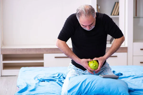 Ongelukkige oude man in pensioen concept — Stockfoto