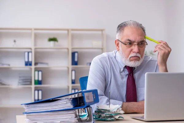 Gammal manlig revisor i budgetplanering koncept på kontoret — Stockfoto