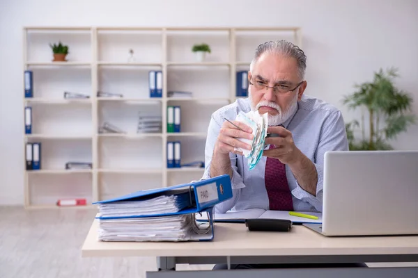 Alte Buchhalterin in Haushaltskonzept im Büro — Stockfoto