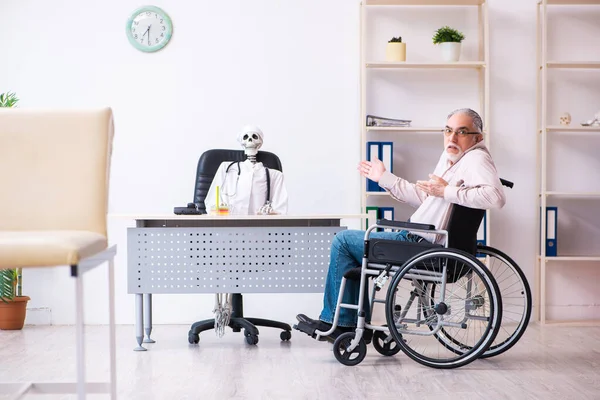 Oude man in rolstoel bezoekt dode dokter — Stockfoto