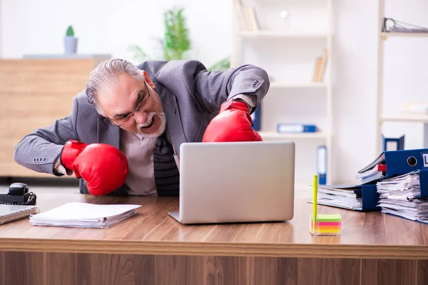 Affärsman arg och rasande på arbetsplatsen — Stockfoto