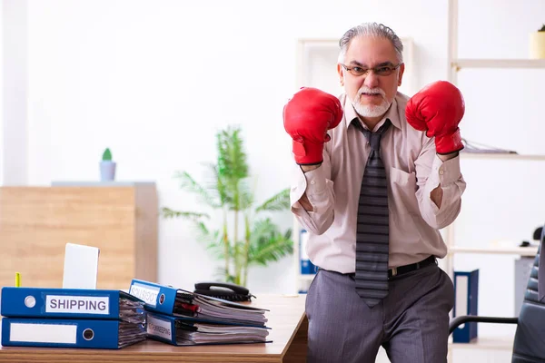 Affärsman arg och rasande på arbetsplatsen — Stockfoto