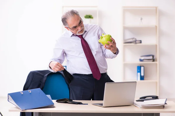 Oud zakenman werknemer in faillissement concept — Stockfoto