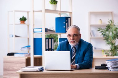 Yaşlı muhasebeci işyerinde aşırı çalışmaktan memnun değil.