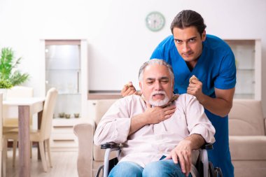 Tekerlekli sandalyedeki yaşlı adam ve genç kötü bakıcı.