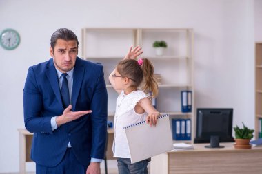 Baba sekreteri ve kızı komik bir konseptte patron.