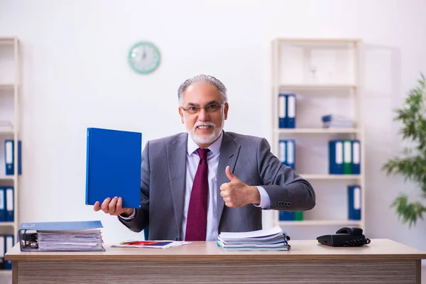 Empleado masculino experimentado que trabaja en la oficina — Foto de Stock