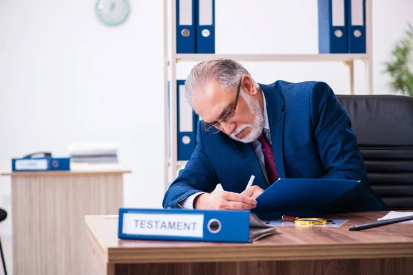 Zkušený muž soudce sedí v kanceláři — Stock fotografie