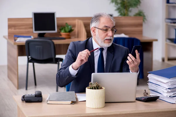 Alt männlich mitarbeiter working im die büro — Stockfoto