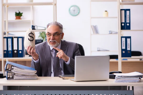 Starý muž zaměstnanec držící peněženku v důchodovém konceptu — Stock fotografie